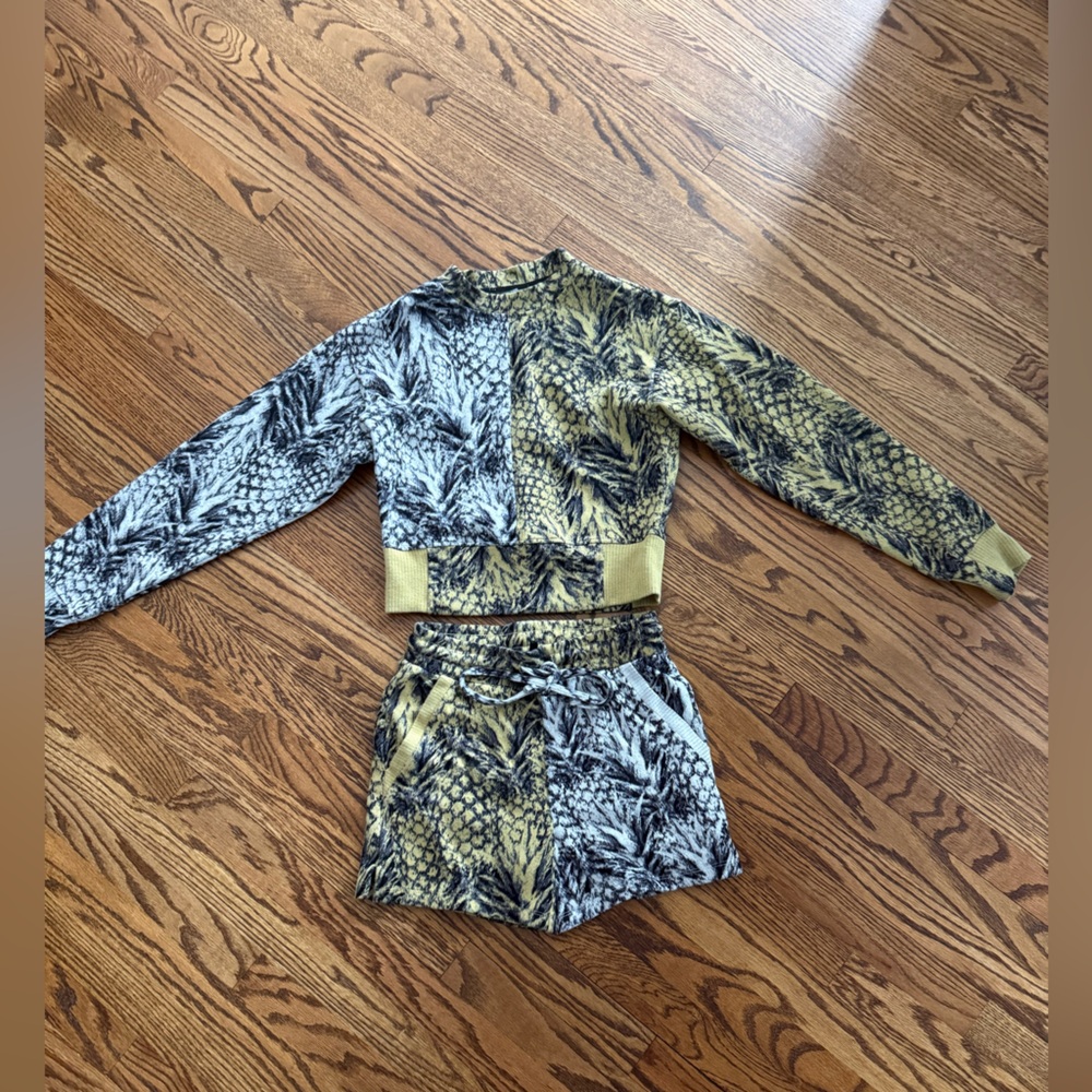 Twenty Two-Piece Sweater and Shorts with Pineapple Leaf Print XS Womens